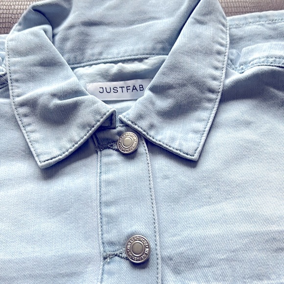 JUST FAB Denim Button Down Cropped Shirt - Size Medium - NWT - Picture 3 of 7